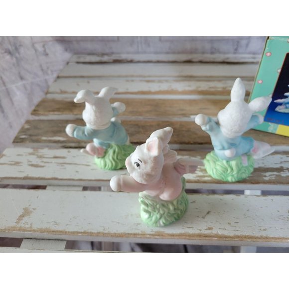 Artmark porcelain Easter bunny rabbit village figu - Picture 5 of 5